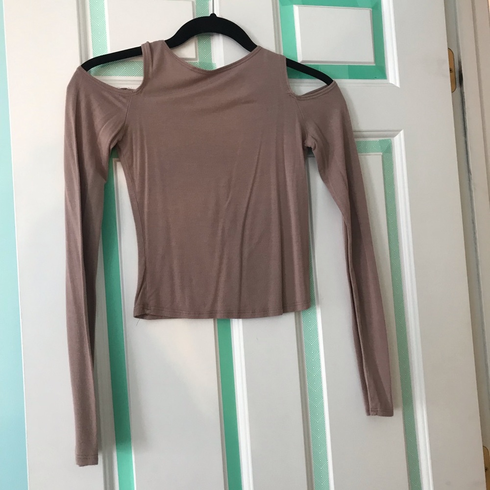 Cute shoulder cut out shirt